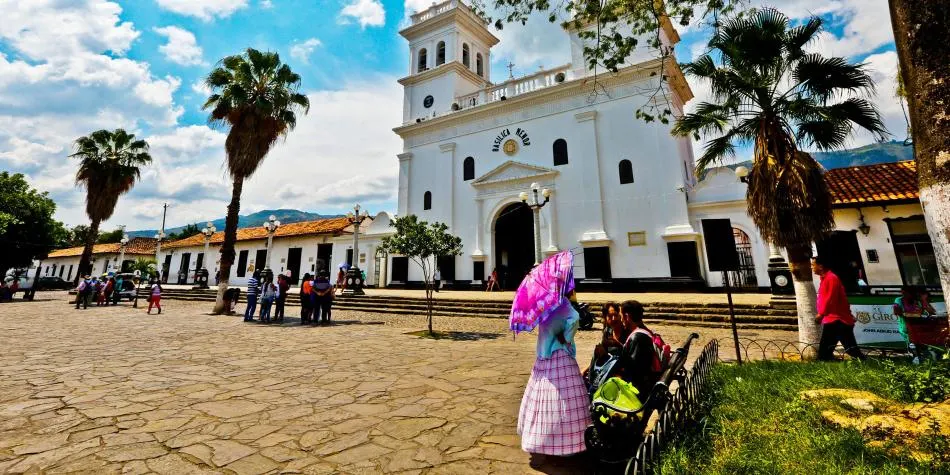 Basílica de Girón, frente al parque principal