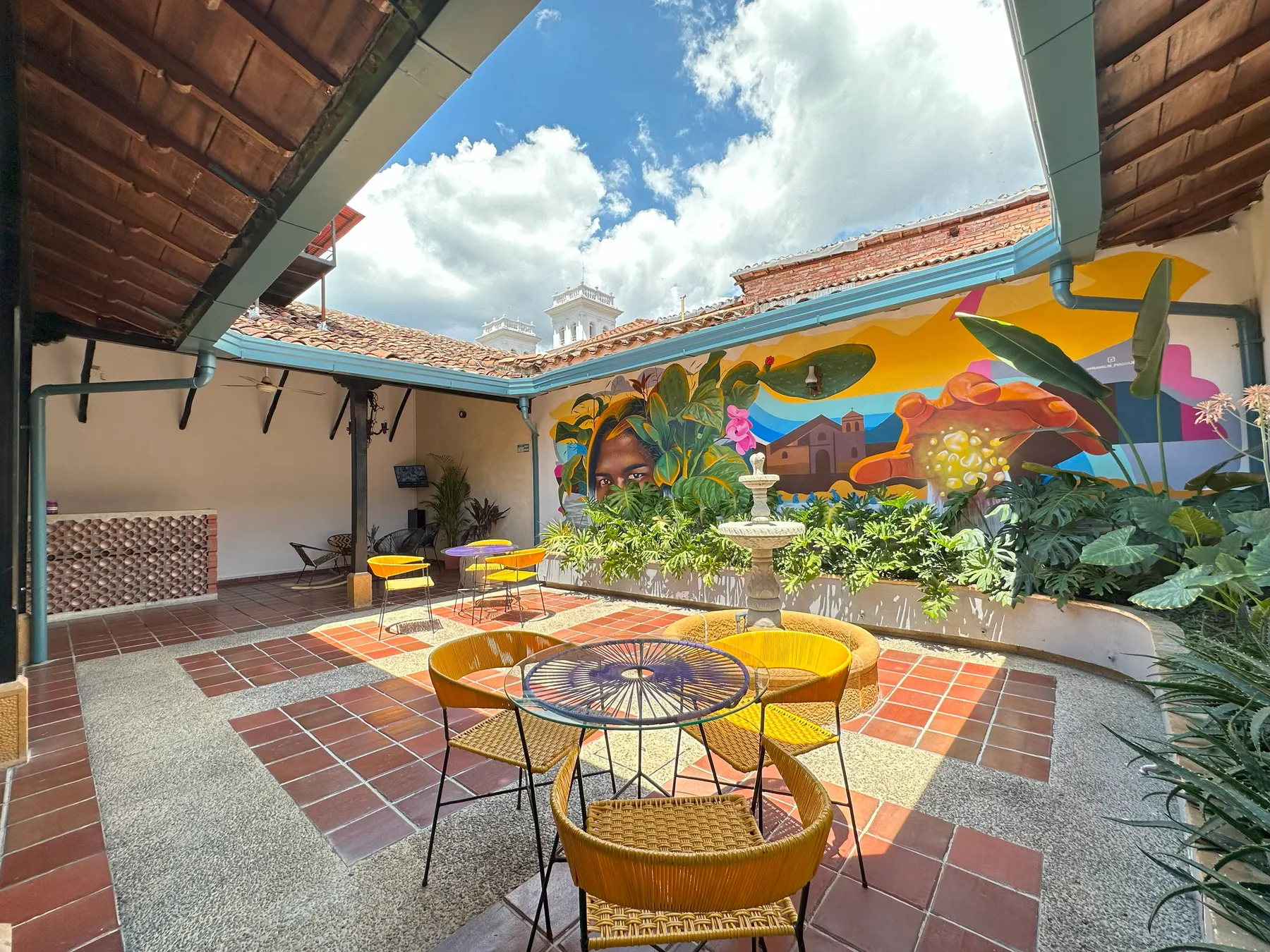 Patio central de Trip Monkey Girón