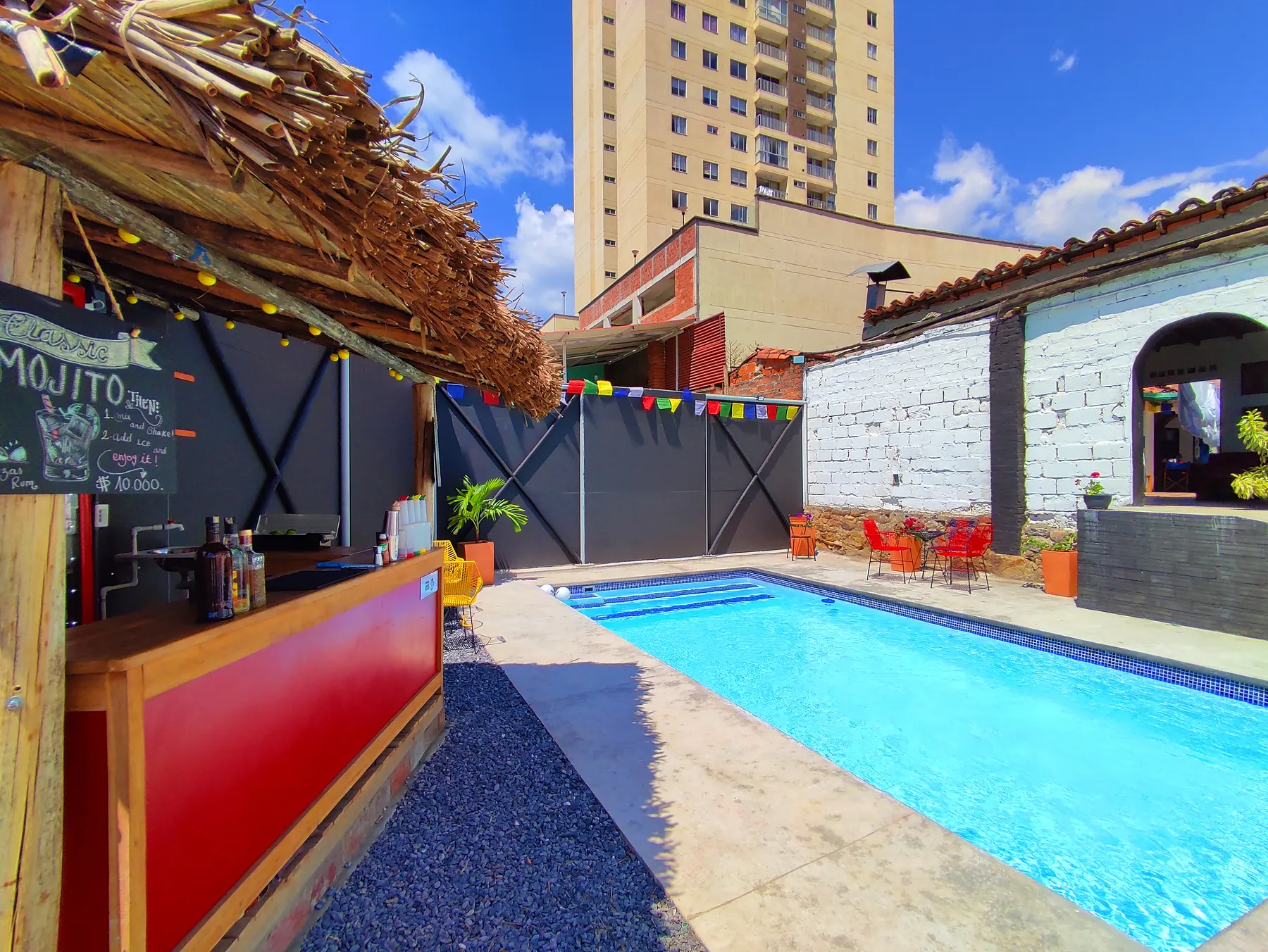 Piscina y bar al aire libre de Trip Monkey Origen en San Gil
