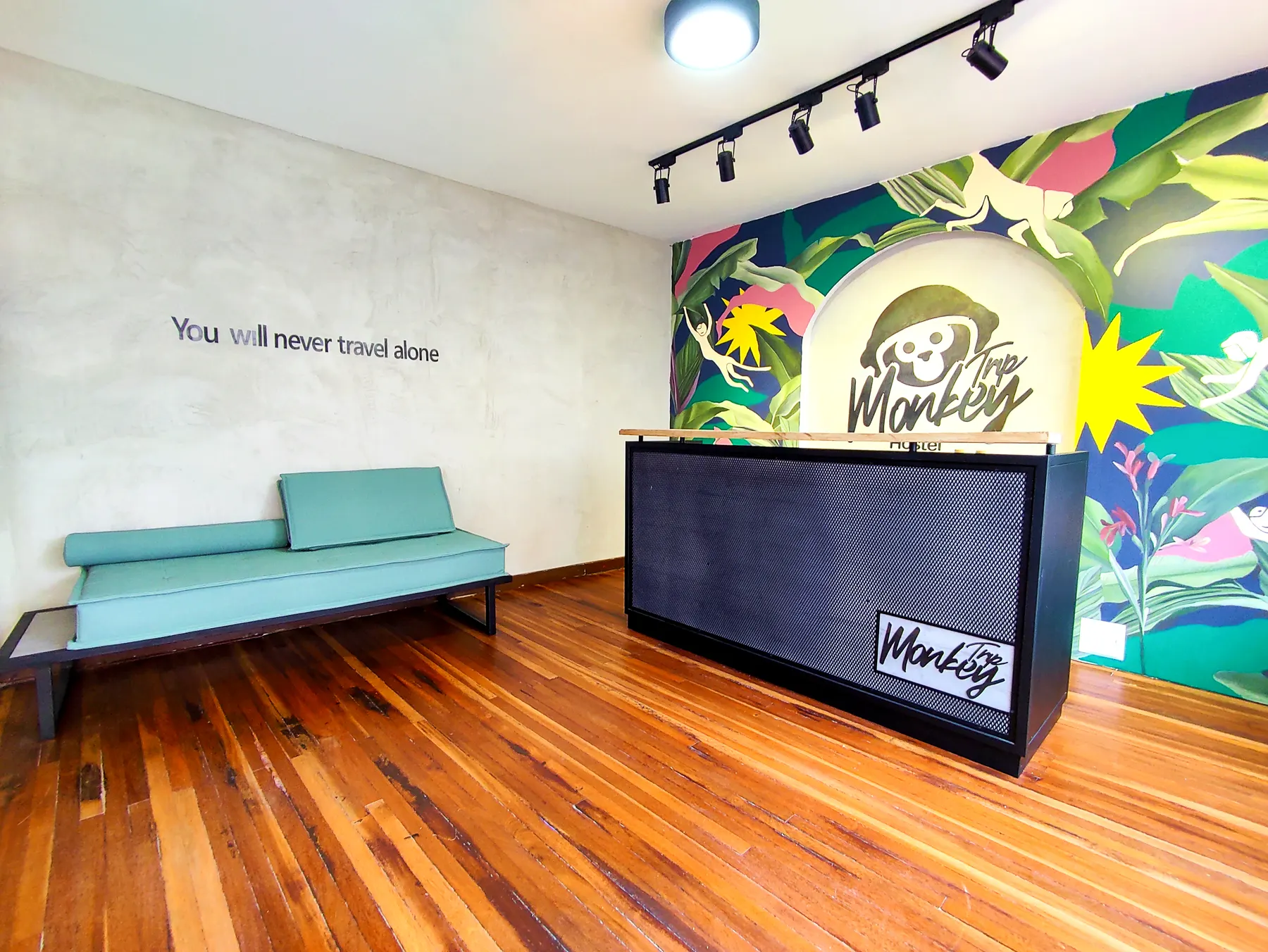 Recepción con mural de Trip Monkey Chapinero