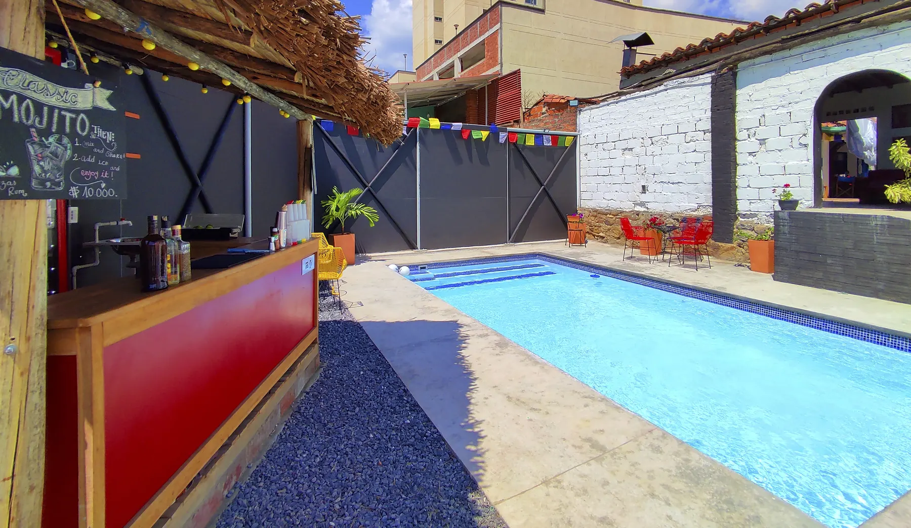 Bar junto a la piscina de Trip Monkey Origen