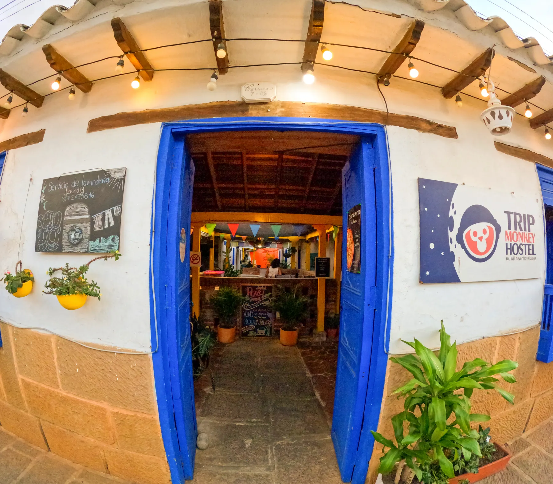 Puerta azul de Trip Monkey Barichara