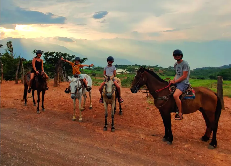 Cabalgata por las veredas de Barichara al atardecer