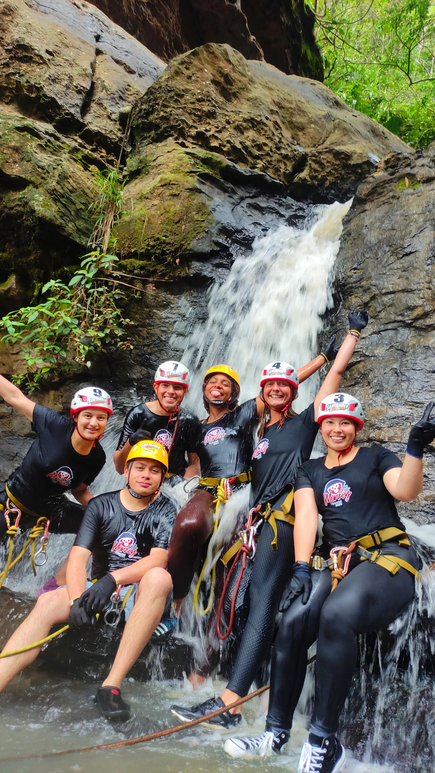 Grupo haciendo canyoning en una cascada cerca de San Gil
