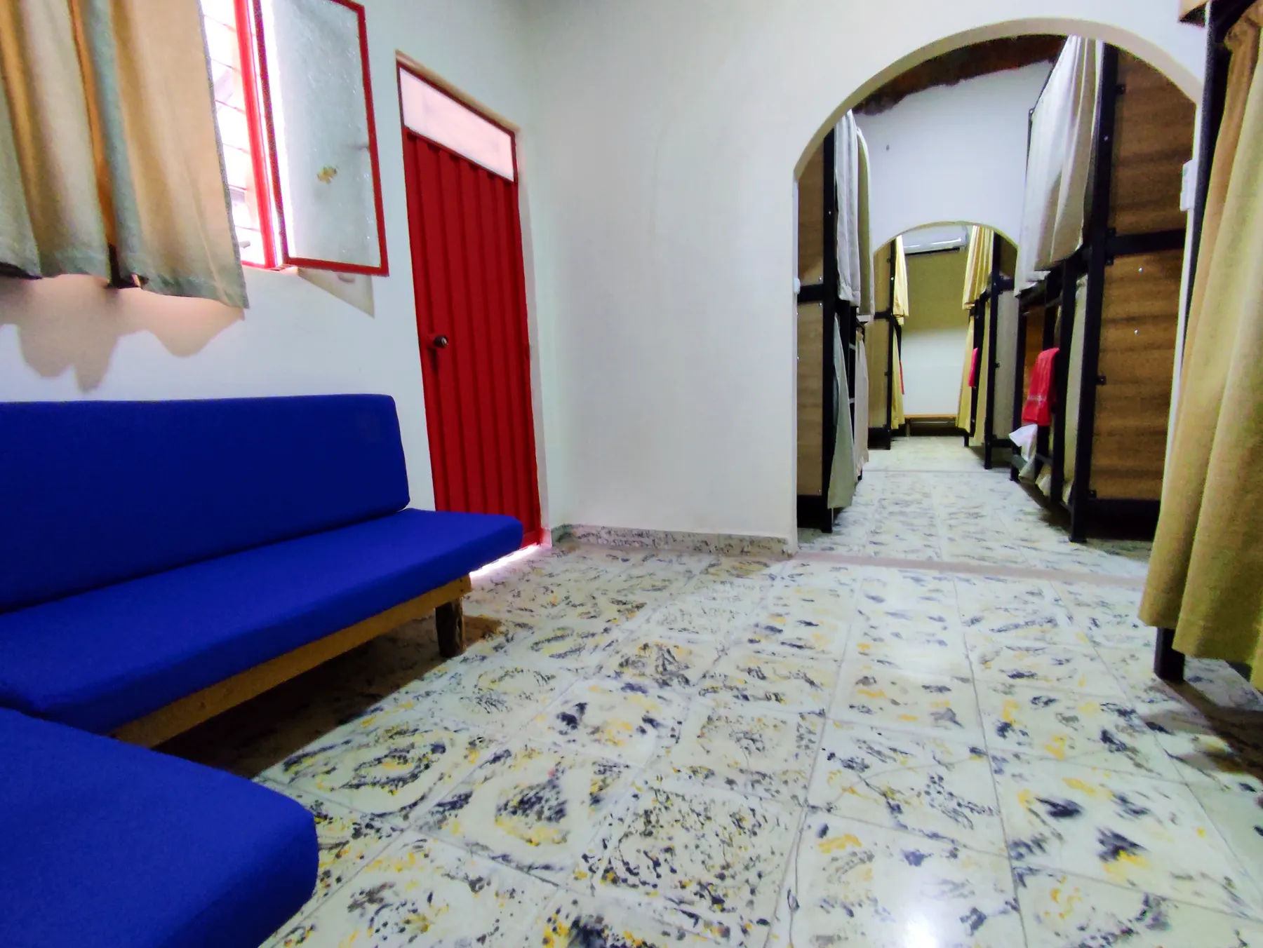 Dormitorio de 10 camas con cortinas en Trip Monkey Origen
