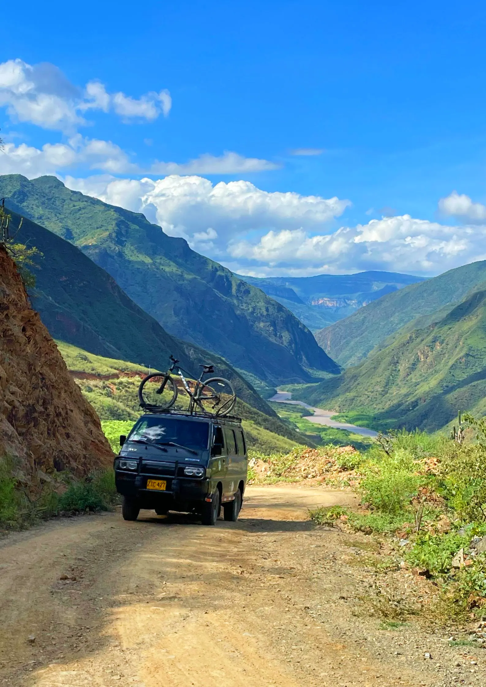 Camioneta con bicicletas en la vía del cañón del Chicamocha
