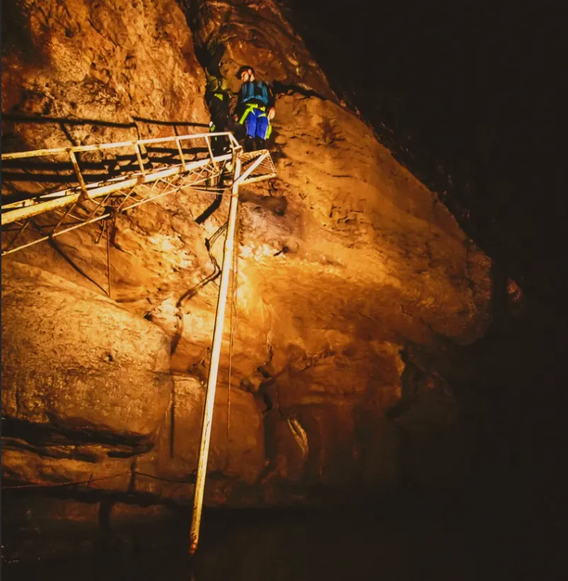 Descenso con cuerda dentro de la cueva del Indio, Páramo