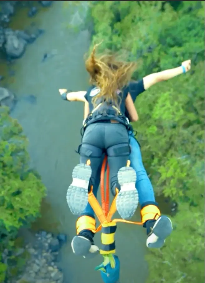 Salto de bungee sobre el río Fonce