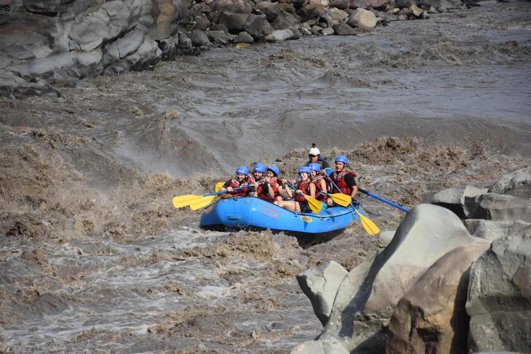 Balsa de rafting en los rápidos del río Suárez