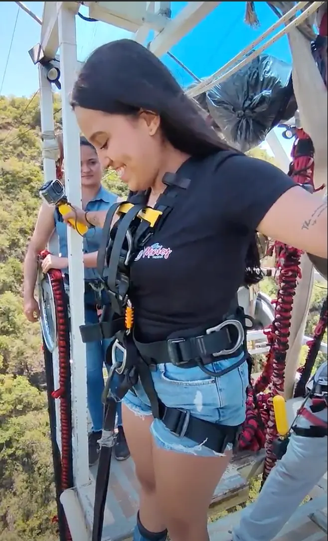 Viajera con el arnés puesto antes del salto de bungee de 140 metros
