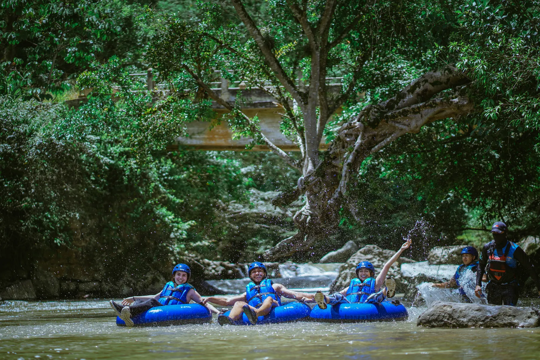 Tubing en donas por el río, San Gil