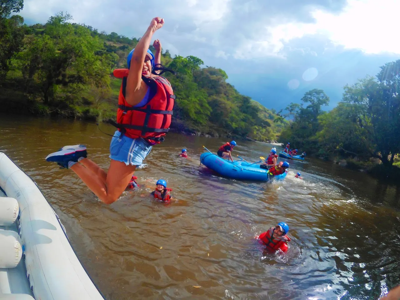 Salto al agua desde la balsa durante el rafting en el río Fonce