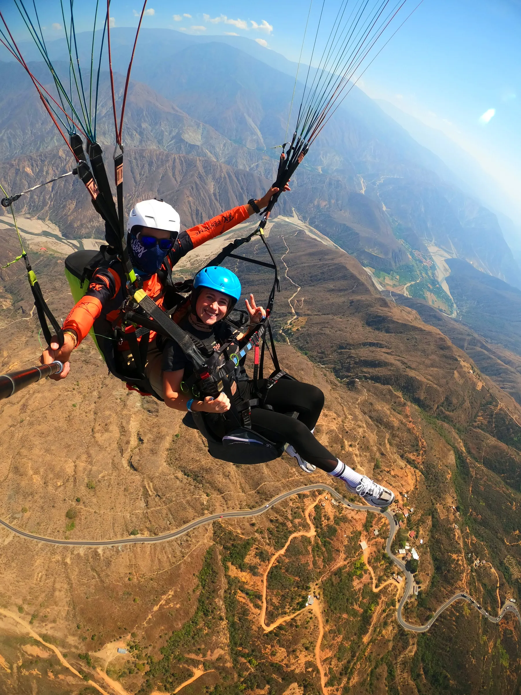 Parapente biplaza sobre el cañón del Chicamocha