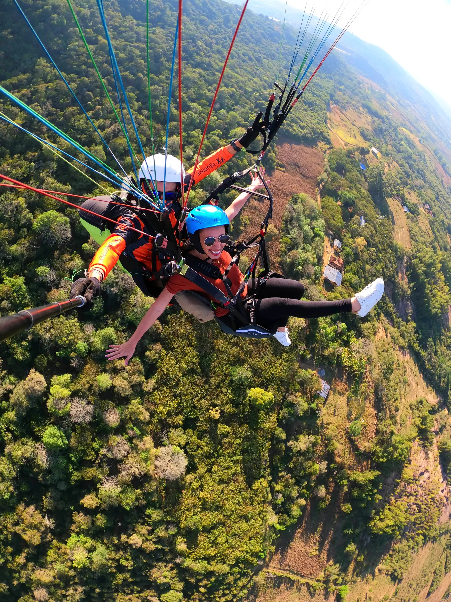 Parapente biplaza sobre el valle verde de Curití