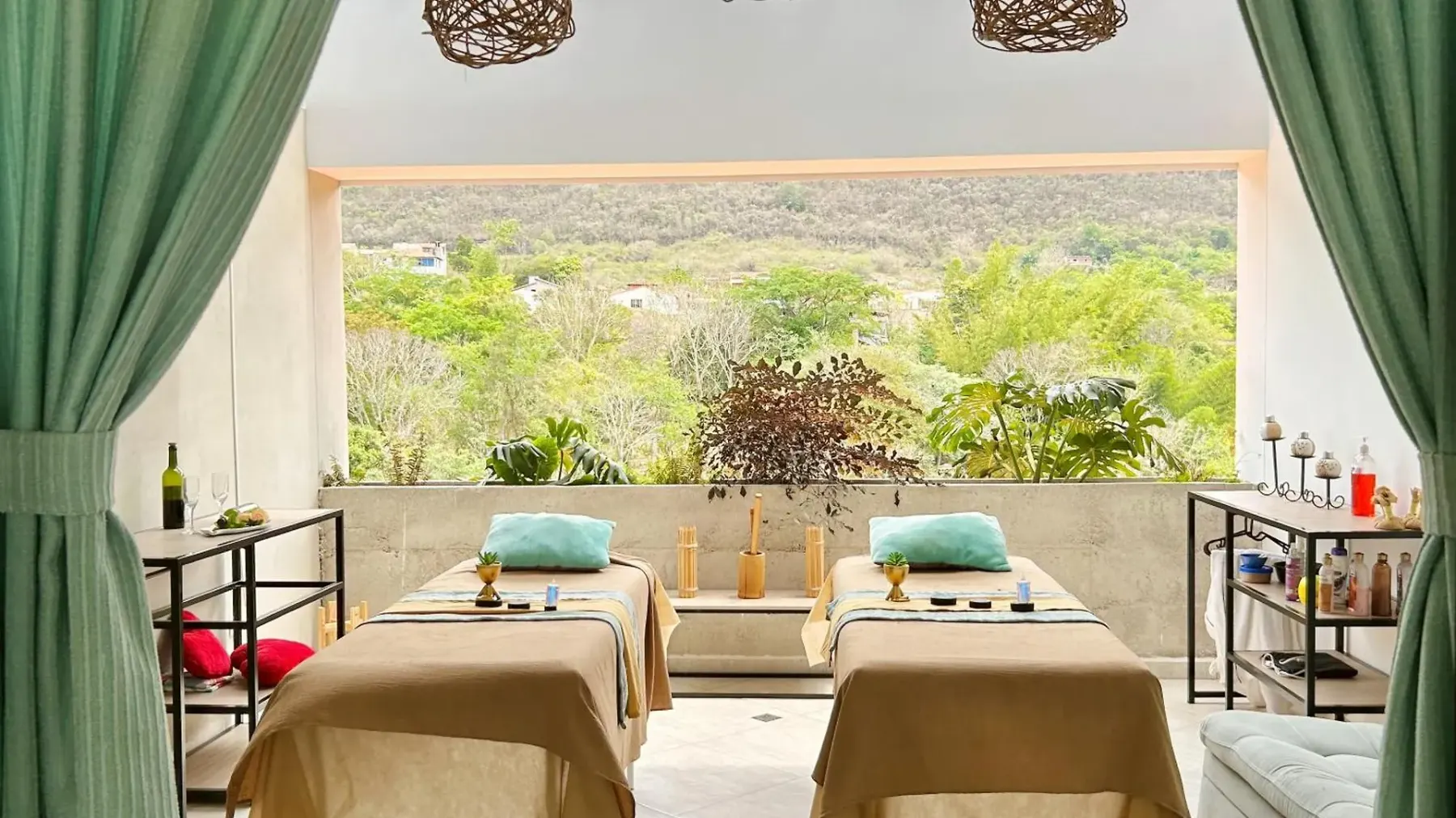 Sala de spa con vista al verde en Trip Monkey Del Río