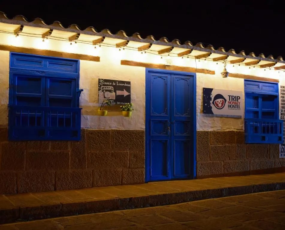Fachada de Trip Monkey Barichara de noche