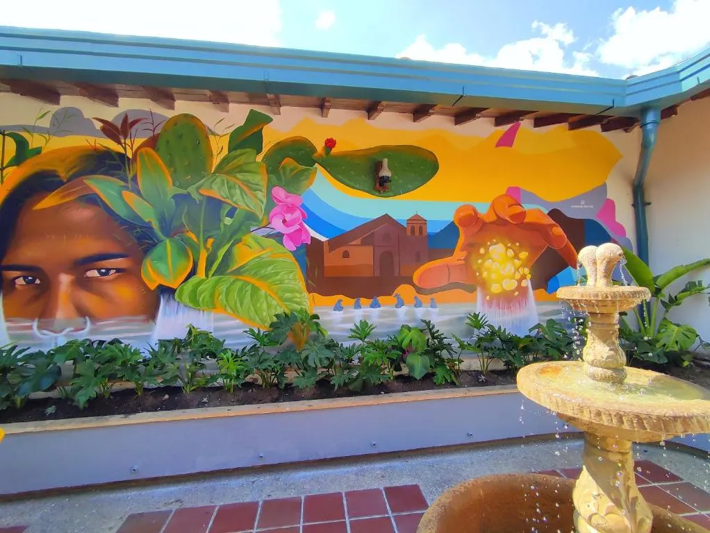 Mural y fuente del patio de Trip Monkey Girón