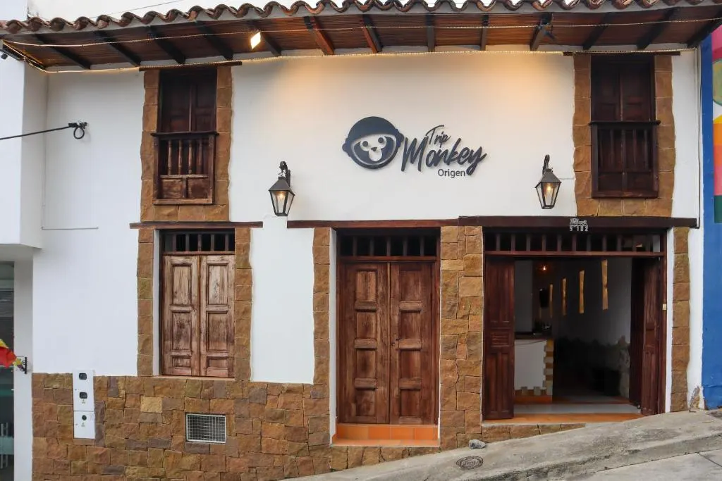Fachada colonial de Trip Monkey Origen en San Gil