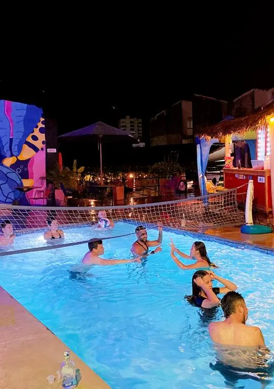 Noche de piscina con viajeros en Trip Monkey Origen