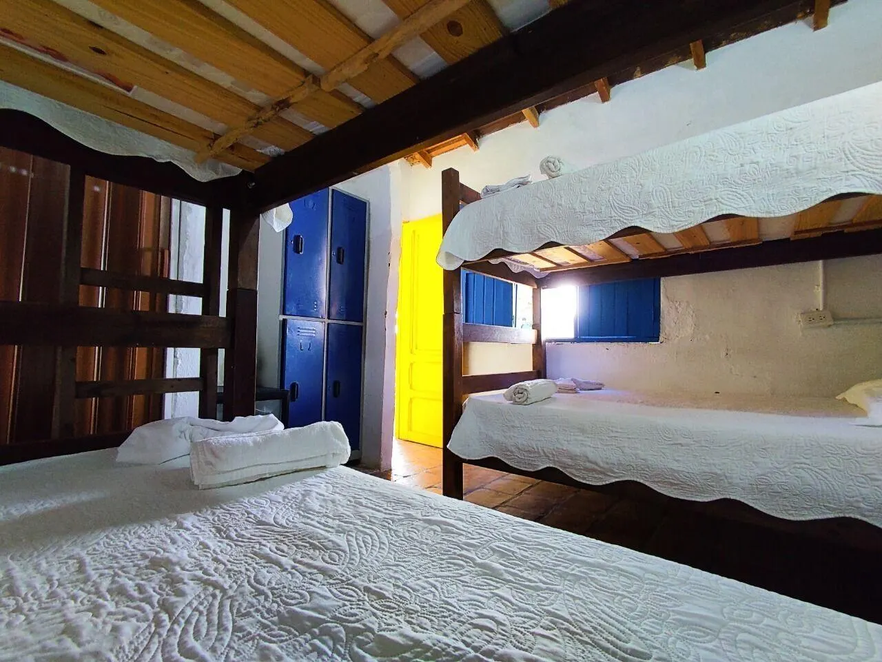 Dormitorio de Trip Monkey Barichara con literas de madera