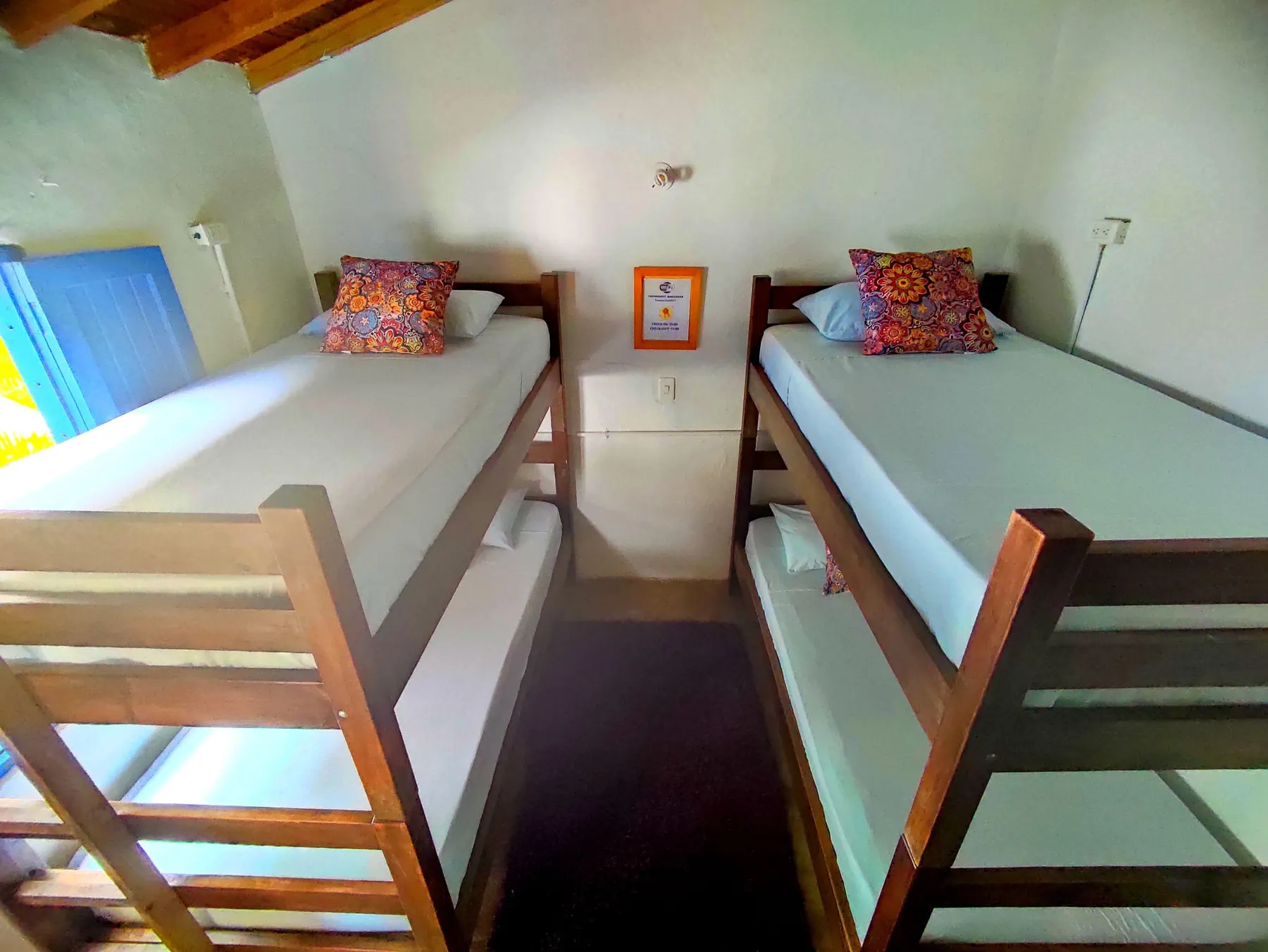 Dos literas de madera en el dormitorio de Trip Monkey Barichara