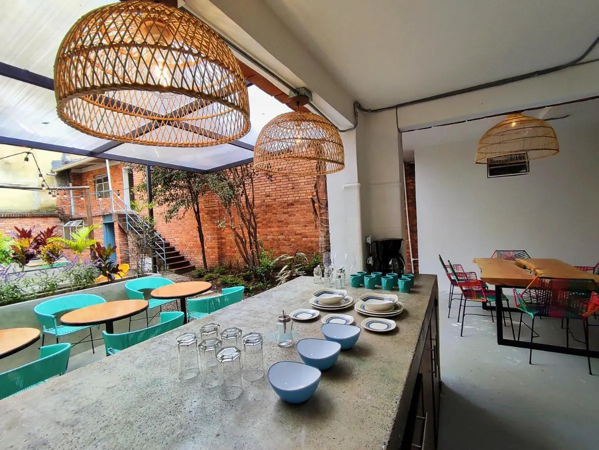 Cocina y comedor bajo la claraboya en Trip Monkey Chapinero