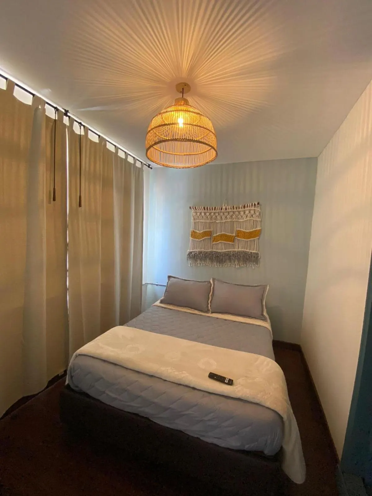 Habitación doble privada de Trip Monkey Chapinero con tejido de macramé