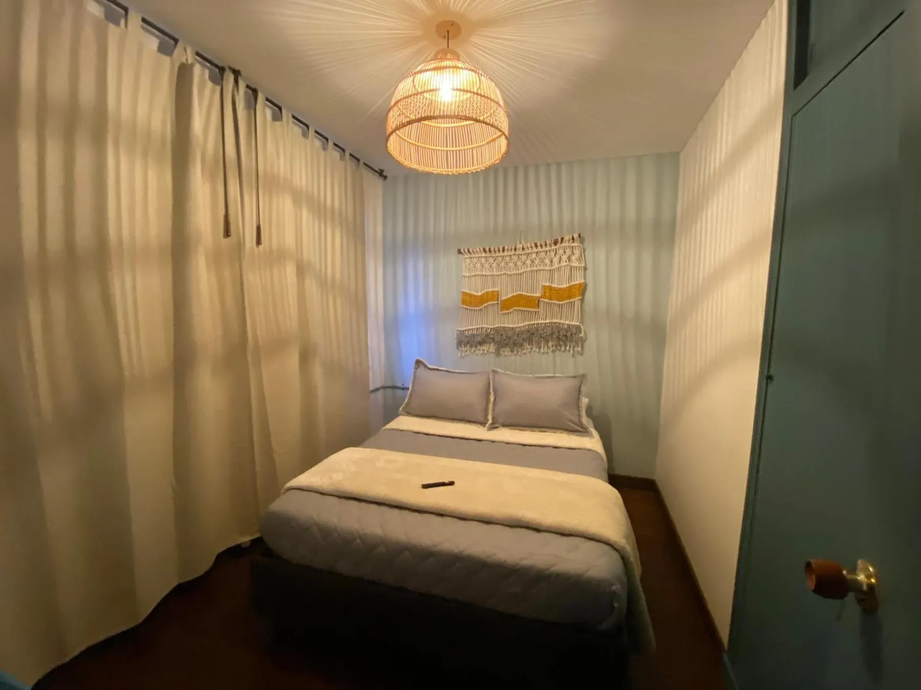 Habitación doble privada de Trip Monkey Chapinero con lámpara de mimbre