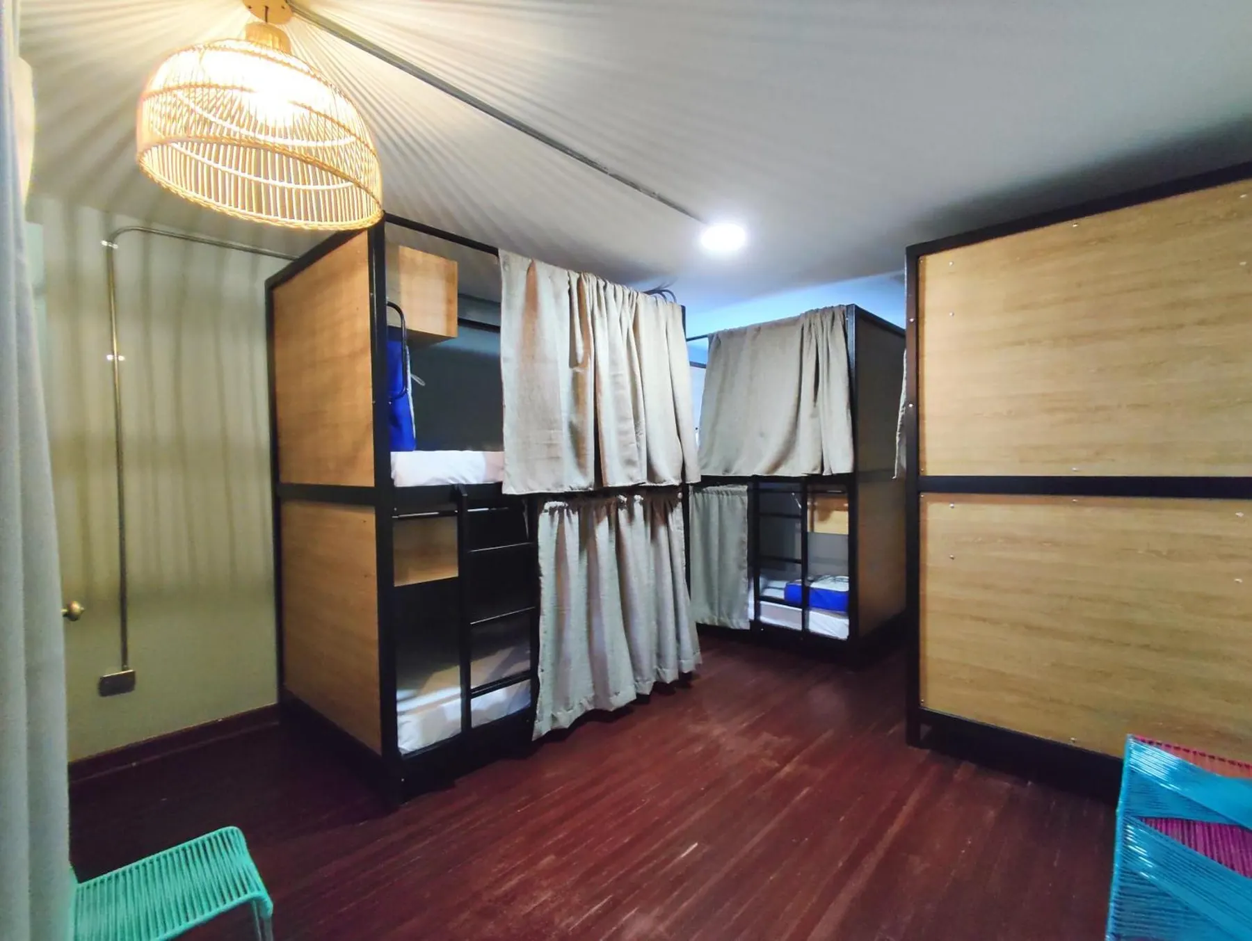 Dormitorio de 6 camas de Trip Monkey Chapinero con literas y cortinas