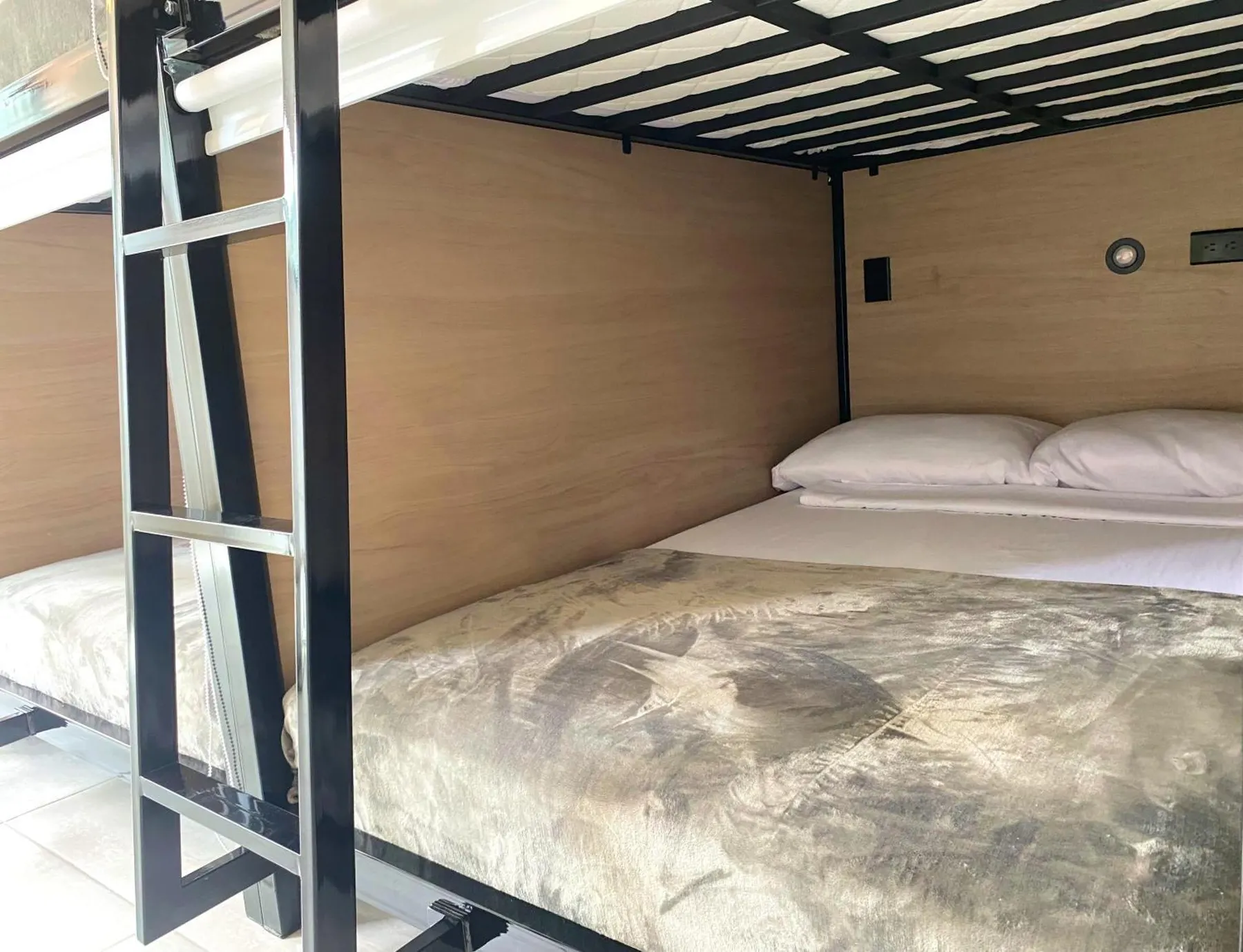 Cama de abajo de una litera en la Habitación Grupal para 8 de Trip Monkey Del Río