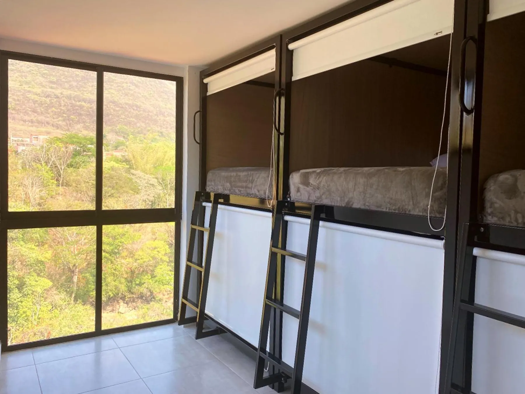 Habitación Grupal para 8 de Trip Monkey Del Río: literas junto al ventanal con vista a la montaña