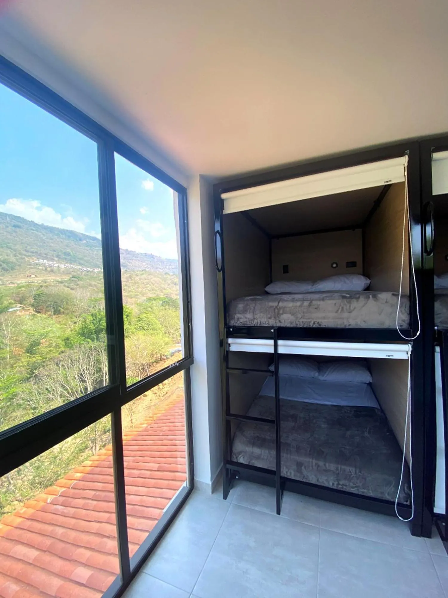 Litera de la Habitación Grupal para 8 de Trip Monkey Del Río frente a la montaña