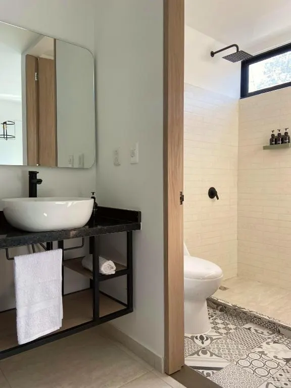 Baño privado con lavamanos de cerámica y ducha en las habitaciones estándar de Trip Monkey Del Río