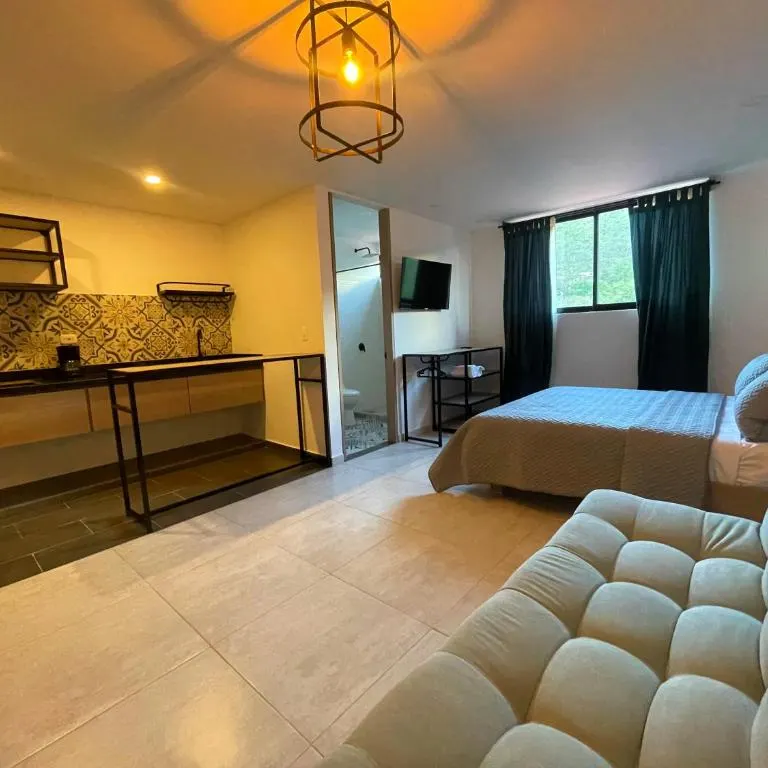 Estudio con cocina de Trip Monkey Del Río: cocina, cama doble grande y sofá cama