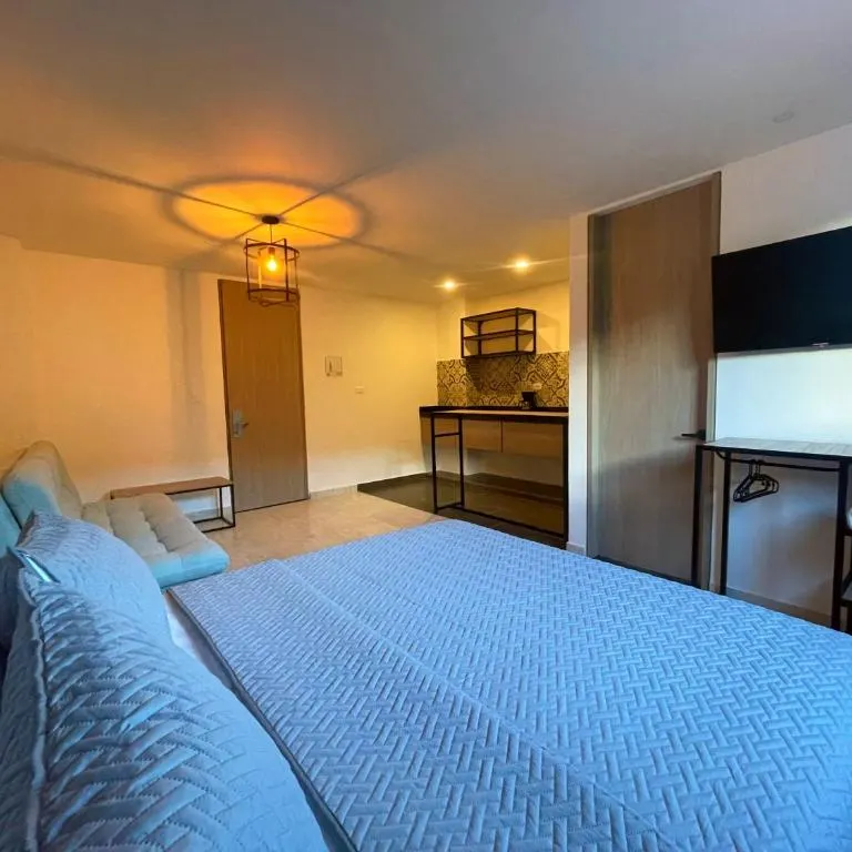 Familiar con cocina de Trip Monkey Del Río: cama doble grande, cocina y sofá