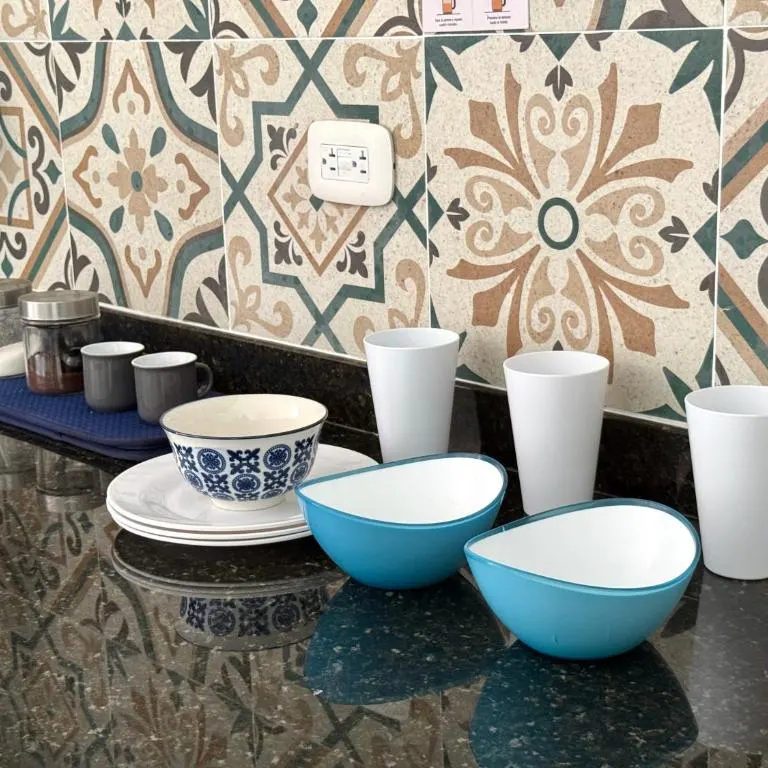Vajilla y utensilios de la cocina en las habitaciones con cocina de Trip Monkey Del Río