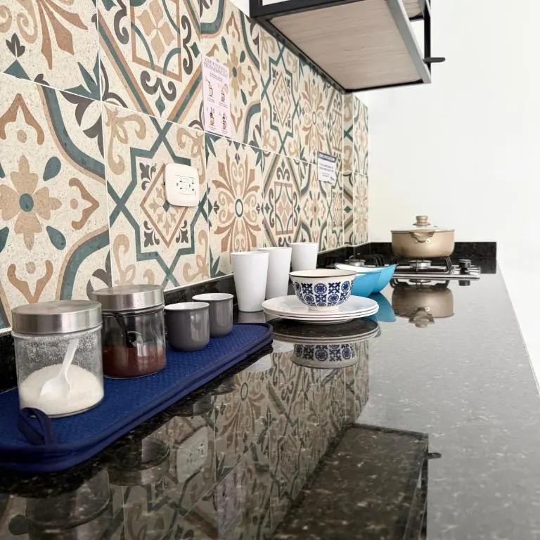 Cocina de las habitaciones con cocina de Trip Monkey Del Río: fogón, ollas y vajilla