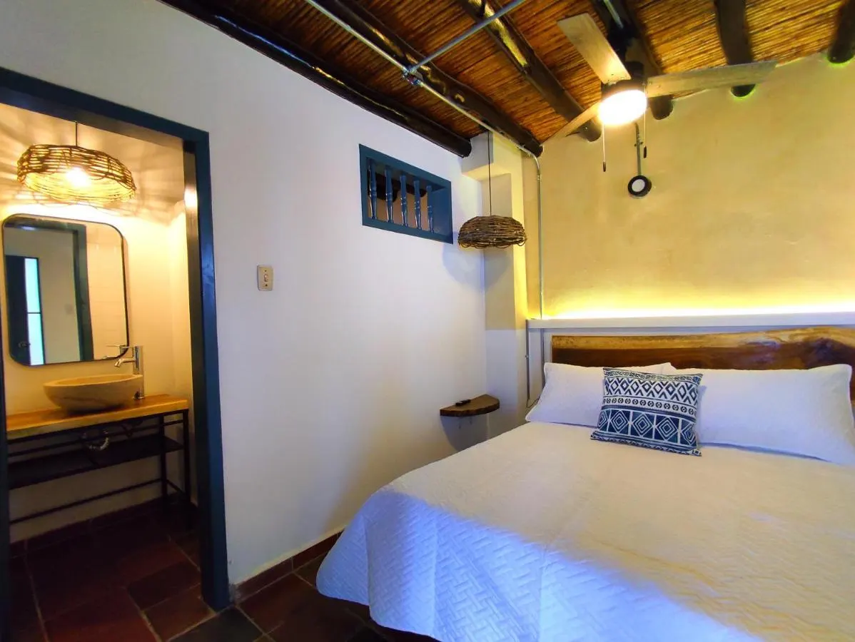 Habitación Small Doble de Trip Monkey Girón con espejo y lavamanos