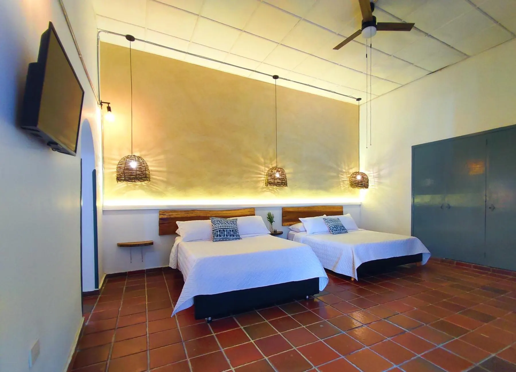 Habitación Familiar de Trip Monkey Girón con dos camas y ventilador de techo