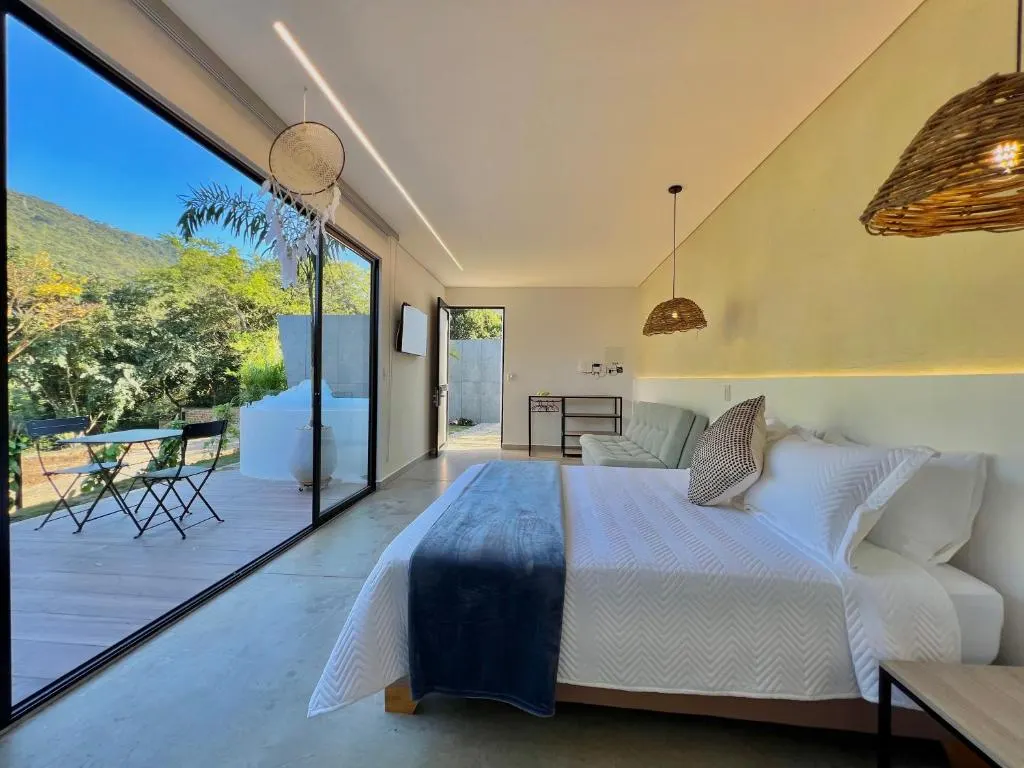Glamping Deluxe con ventanal de piso a techo hacia la terraza y la montaña