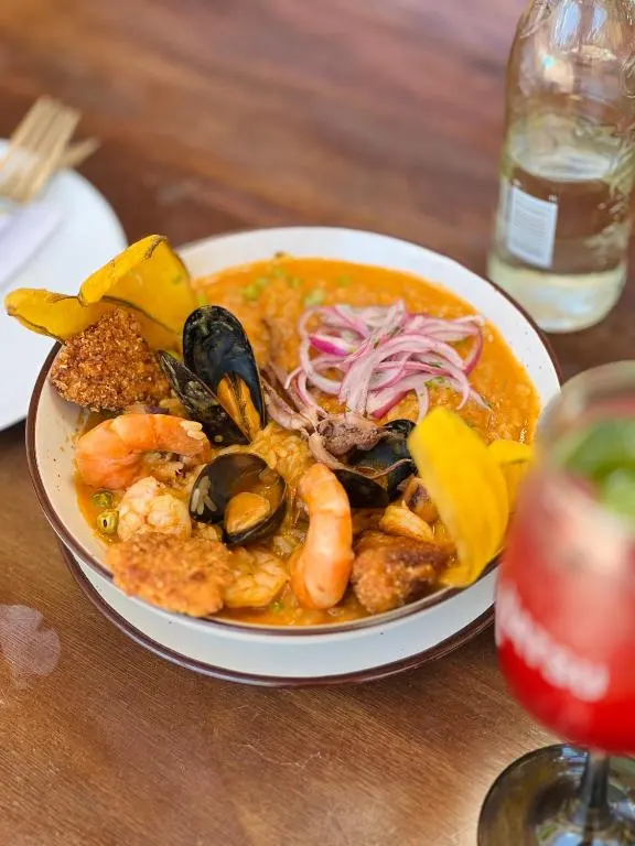 Plato de mariscos con mejillones, camarones y yuca del restaurante Alaia