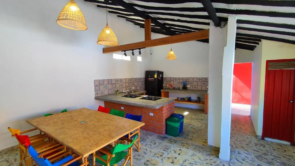 Cocina para huéspedes de Trip Monkey Origen con mesa de madera