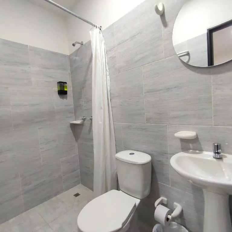 Baño privado de las habitaciones familiares de Trip Monkey Origen