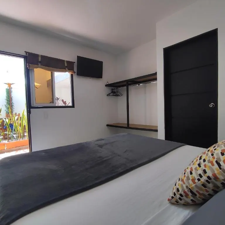 Habitación Doble de Trip Monkey Origen con cama queen y televisor
