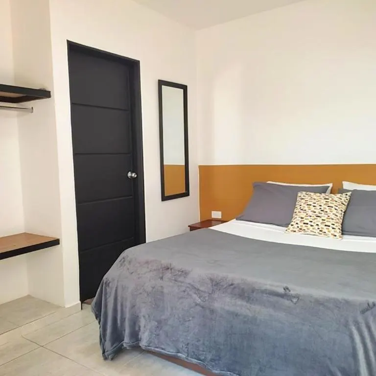 Habitación Doble de Trip Monkey Origen con cabecero mostaza y espejo