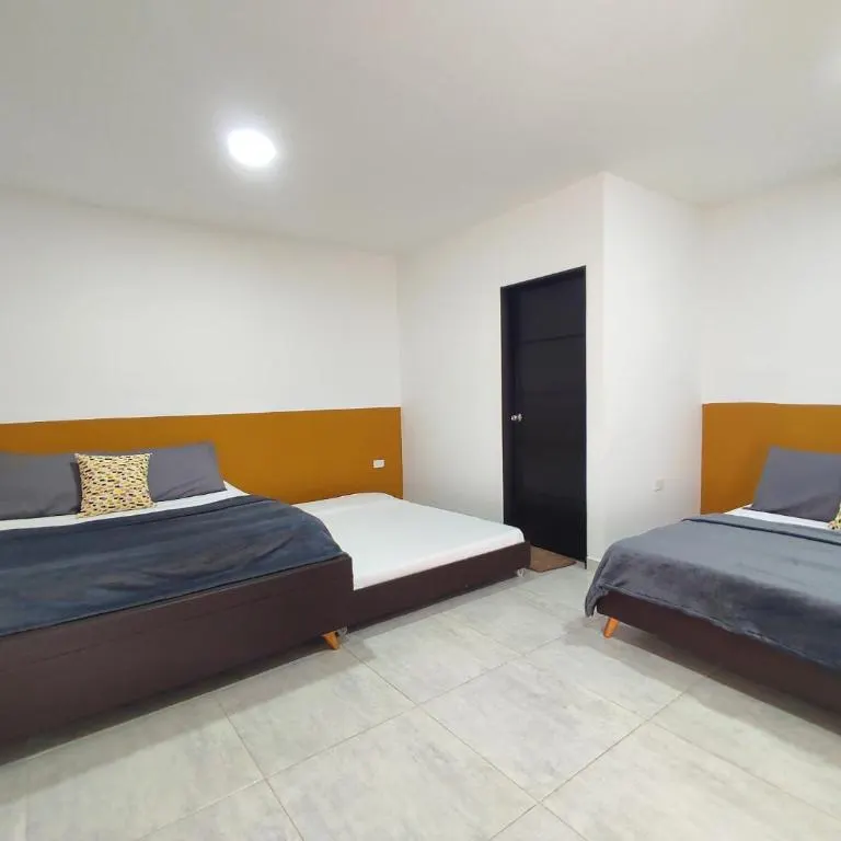Habitación Familiar de Trip Monkey Origen con cabecero mostaza