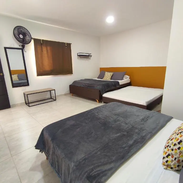 Habitación Familiar de Trip Monkey Origen con dos camas y espejo