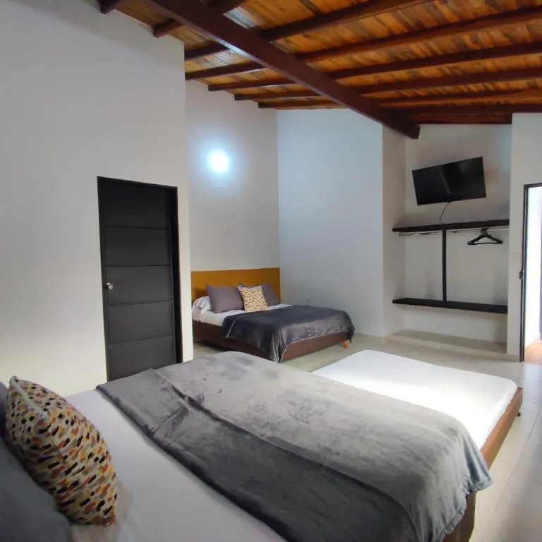 Habitación Familiar 2 de Trip Monkey Origen con techo de madera