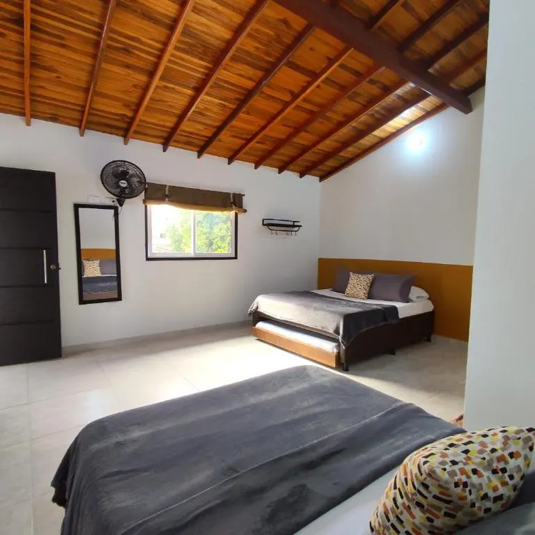 Habitación Familiar 2 de Trip Monkey Origen con ventana y espejo