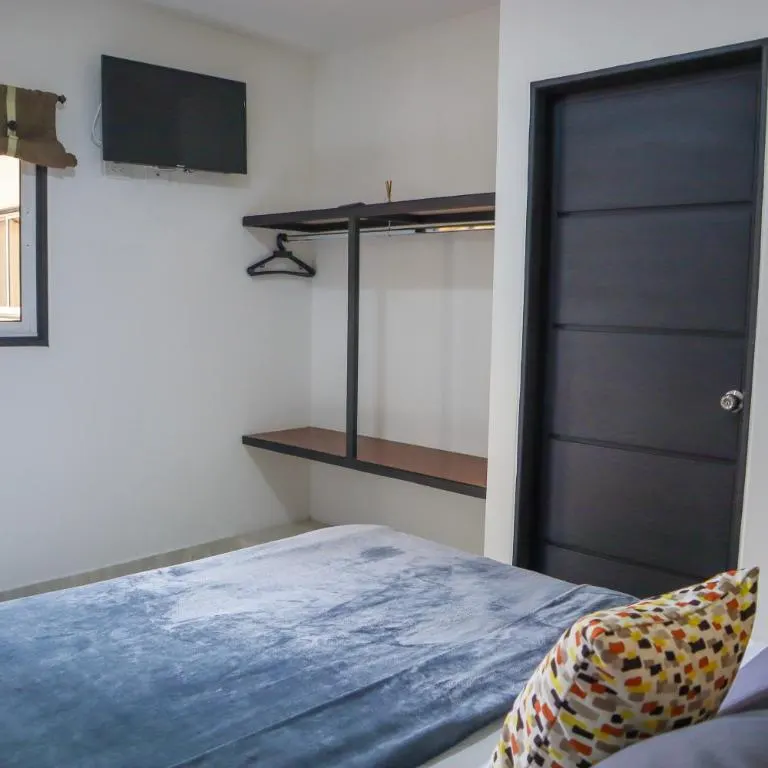 Habitación Doble de Trip Monkey Origen, vista hacia la puerta y el perchero